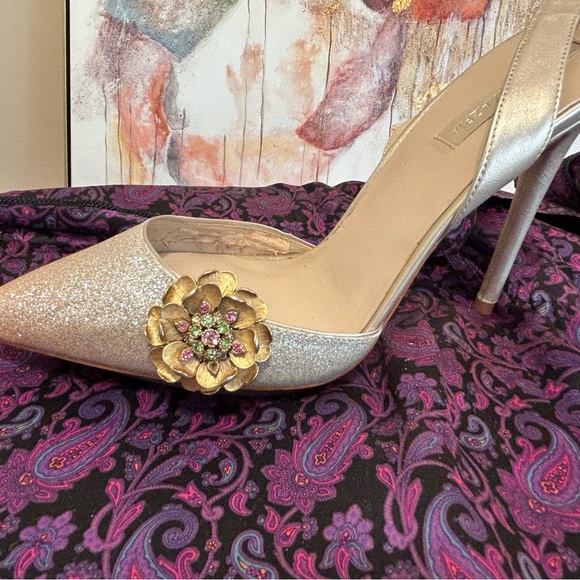 Gold leather slingback pumps. - Picture 2 of 6